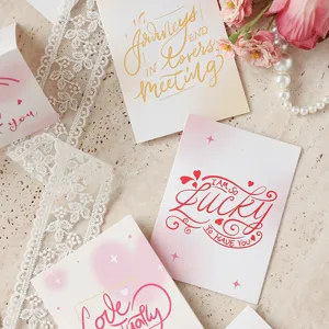 Detalle que muestra tipografía artística en elegantes tarjetas de felicitación de San Valentín