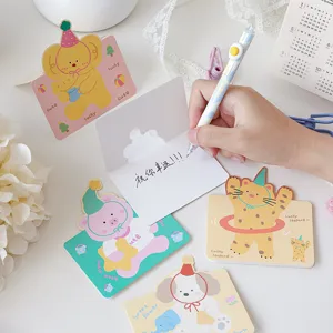 Een bericht schrijven op een schattige opvouwbare dierenwenskaart voor kinderen