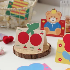 Primer plano de lindas tarjetas de felicitación 3D con cerezas y osos para niños