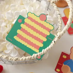 Primer plano de una tarjeta de felicitación verde con forma de tarta y texto Lucky en una cesta