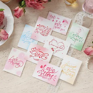 Primer plano de tarjetas de felicitación románticas estilo ins con elegantes mensajes de amor