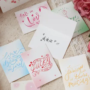 Variedad de tarjetas de felicitación románticas con elegantes mensajes escritos hoy.