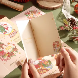 Gros plan de cartes de vœux de Noël décoratives à l'aquarelle avec dorure à l'or