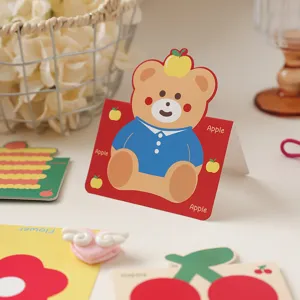 Vista detallada de tarjeta de felicitación 3D infantil con dibujo de oso animado