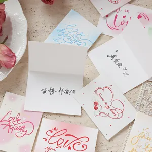 Primer plano de tarjetas de felicitación románticas con varios diseños de temas de amor