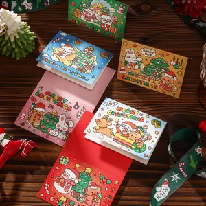 Detail van schattige kerstwenskaarten met feestelijke patronen op houtoppervlak.
