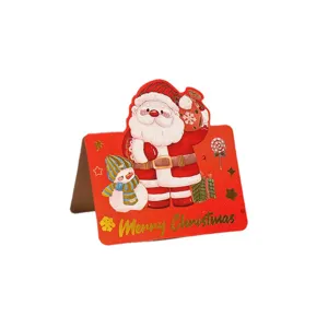 Rote Weihnachtskarte mit Weihnachtsmann und goldener Aufschrift Frohe Weihnachten