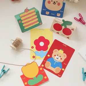 Primer plano de varias lindas tarjetas de felicitación de dibujos animados con osos
