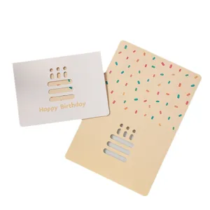 Set di biglietti d'auguri creativi minimalisti con design a torta intagliata.