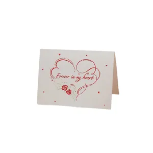 Tarjeta de felicitación blanca minimalista con un diseño romántico de corazón y rosas