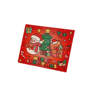 Feestelijke kerstkaart met schattige illustraties van een sneeuwpop en een beer op rood.
