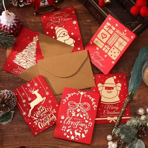 Detailansicht roter Weihnachts-Grußkarten mit Goldfolie, Umschlägen und Deko