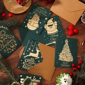 Detailansicht grüner Vintage-Weihnachtskarten mit Goldfolienmustern und Umschlägen