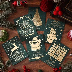 Nahaufnahme von dunkelgrünen Vintage-Weihnachtskarten mit feinen Goldfolienmotiven