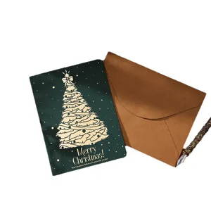 Vintage dunkelgrüne Weihnachtskarte mit Goldfolien-Baumdesign und Kraftpapier-Umschlag