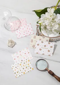 Vista detallada de varias tarjetas de felicitación con animales, flores y pan de oro