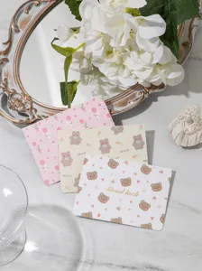 Detalle de los lindos patrones de osos y conejos en las tarjetas de regalo doradas