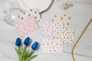 Juego de tarjetas de felicitación de animales y flores con letras doradas.