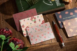 Gros plan de cartes de vœux florales vintage avec citations dorées à chaud pour les cadeaux