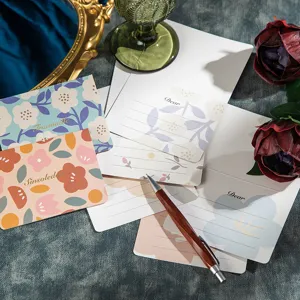 Elegantes tarjetas de felicitación florales en acuarela con sobres para regalos