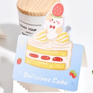 Süße Cartoon-Grußkarte mit Katze auf einem Erdbeerkuchen für Kindertagsbotschaften