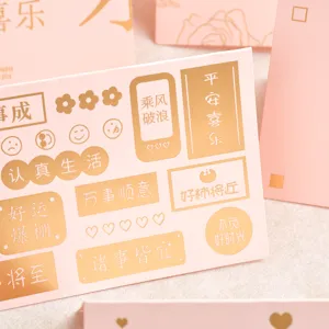 Gros plan d'une carte de voeux rose avec d'élégants messages chinois dorés
