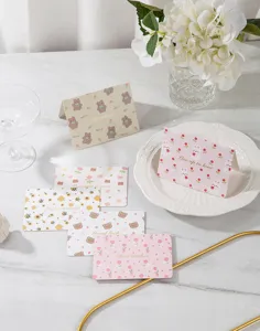 Vista detallada de varias tarjetas de felicitación lindas con animales y flores