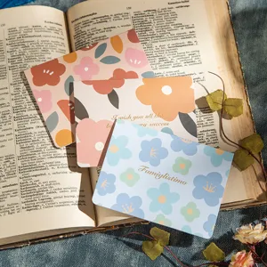 Primer plano de tarjetas de felicitación florales vintage con motivos de acuarela