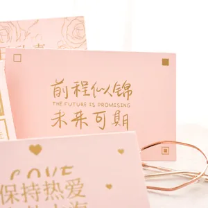 Détail de cartes de vœux roses avec texte chinois élégant en feuille d'or.