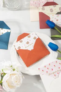 Vista detallada de tarjetas de felicitación de animales y flores con pan de oro