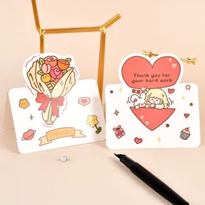 Detailopname van creatieve wenskaarten met schattige handgetekende illustraties en bedankjes.