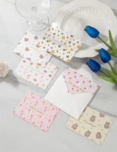 Detalle de tarjetas de felicitación con estampado dorado e ilustraciones de flores