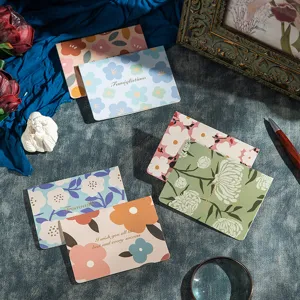 Colección de tarjetas de felicitación florales con sobres en un entorno vintage