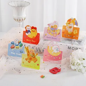 Vue détaillée de cartes de vœux colorées avec divers personnages animaux mignons
