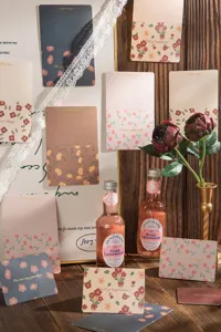 Vue détaillée de diverses cartes de vœux florales vintage avec lettrage doré élégant
