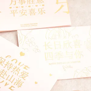 Détail de cartes de vœux roses avec d'élégants messages et motifs estampés à l'or