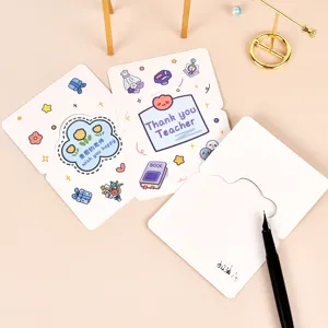 Detailopname van creatieve wenskaarten met schattige illustraties en de tekst "Dank u wel leraar"
