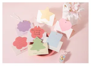 Vielfältige bunte Mini-Grußkarten mit Herz- und Sternformen für Geschenkbotschaften.