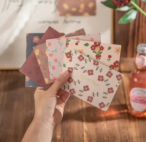 Main tenant un ensemble de cartes de vœux florales vintage avec texte Sweet Day doré