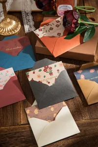 Gros plan de cartes de vœux florales vintage avec dorure à l'or