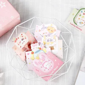 Détail de mini-cartes de vœux et enveloppes mignonnes avec lapins dans un panier.
