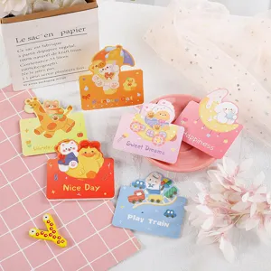Gros plan de plusieurs jolies cartes d'anniversaire d'animaux aux couleurs vives