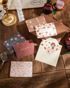 Détail macro de cartes de vœux florales vintage avec écriture élégante en or