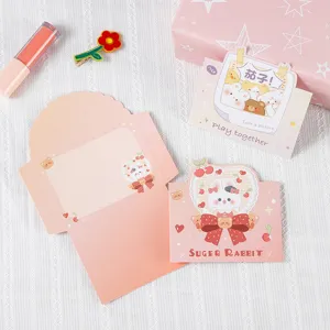 Gros plan d'un ensemble de cartes de vœux et enveloppes lapin rose sur de la dentelle
