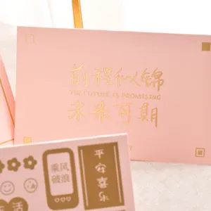 Gros plan d'une carte de vœux rose avec texte élégant en feuille d'or et message