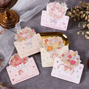 Diverse handgetekende bloemen wenskaarten met Engelse citaten op een gouden dienblad