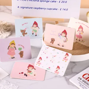 Lindas tarjetas de felicitación con niña de dibujos animados, oso y flores