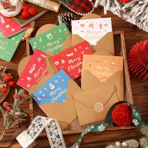Assortiment de cartes de Noël avec enveloppes kraft et motifs festifs dorés à l'or.