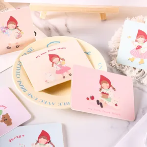 Primer plano detallado de ilustraciones de niña y conejo en tarjetas de felicitación DIY