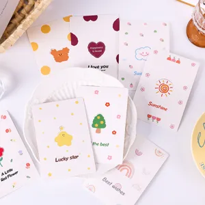 Vista detallada de lindas tarjetas de felicitación con estrellas de la suerte y soles